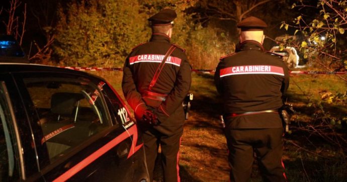 Chiusa nel bagagliaio dell’auto in fiamme