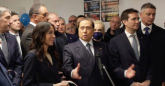 Copertina di Berlusconi inaugura la sede di Forza Italia a Milano: “Proposta una norma da un milione di posti di lavoro”