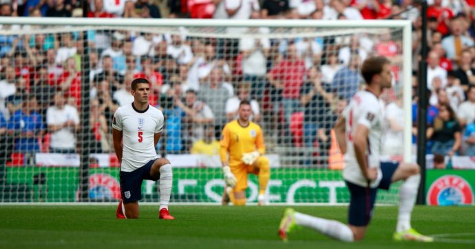 Mondiali 2022, l’Inghilterra si è inginocchiata prima della partita d’esordio contro l’Iran