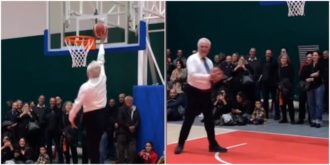 Copertina di Eugenio Giani scende in campo e si cimenta con il basket: ecco la prova in camicia e cravatta – Video