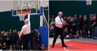 Copertina di Eugenio Giani scende in campo e si cimenta con il basket: ecco la prova in camicia e cravatta – Video