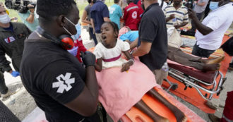 Copertina di Una catastrofe umanitaria chiamata Haiti. Dal ritorno del colera alla rapina dei politici. Così brucia il “paradiso”, nell’impotenza di tutti
