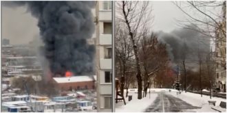 Copertina di Mosca, grande incendio in un magazzino di due piani. Sette persone si sono salvate chiudendosi nelle celle frigorifere