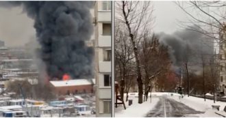 Copertina di Mosca, grande incendio in un magazzino di due piani. Sette persone si sono salvate chiudendosi nelle celle frigorifere