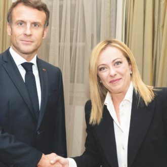 Copertina di Migranti, alle destre Macron-Meloni opponiamo Shakespeare