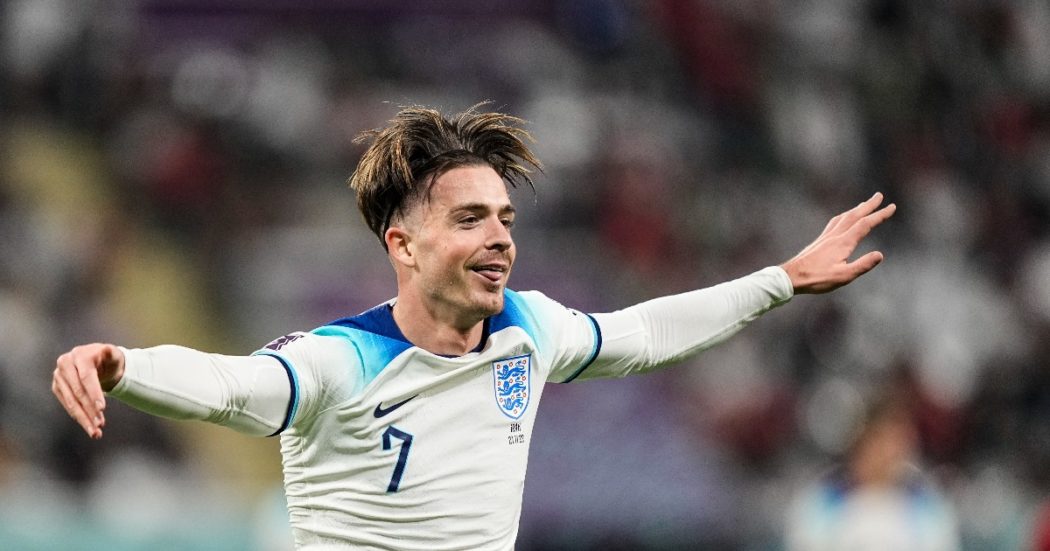 Mondiali 2022, l’inglese Jack Grealish segna contro l’Iran e dedica la sua esultanza a una giovane tifosa affetta da paralisi cerebrale