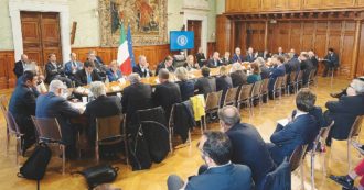 Copertina di C’è la “manovretta”: bandierine politiche e spese obbligatorie