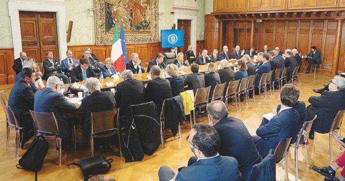 C’è la “manovretta”: bandierine politiche e spese obbligatorie