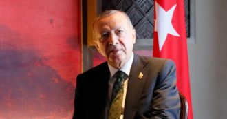 Copertina di L’offensiva contro i curdi e l’opportunismo di Erdogan: “Attentato? Sulla sua versione molti dubbi. Così punta a riguadagnare consensi”