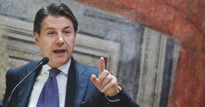 “In piazza per il Reddito”: Conte lancia l’amo al Pd sulla protesta anti-Meloni