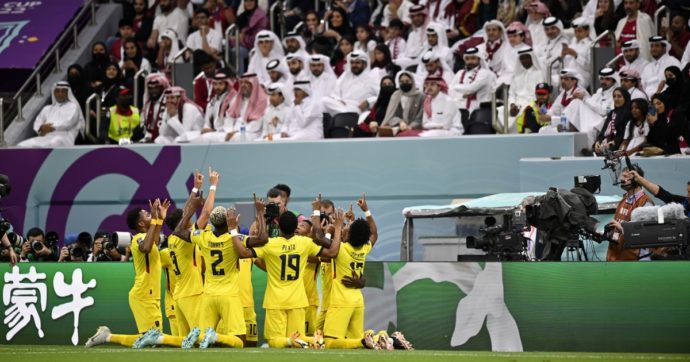 Qatar 2022, i mondiali dello sportwashing negli stadi costruiti con sudore e sangue dai lavoratori
