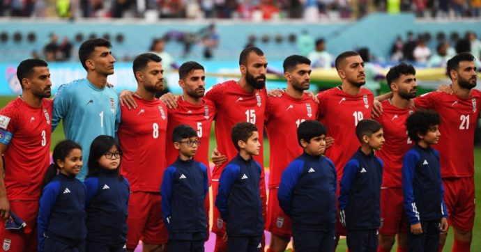 Mondiali 2022, la nazionale dell’Iran non canta l’inno: così i giocatori stanno sostenendo la protesta per i diritti delle donne