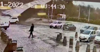 Copertina di Avellino, vola tetto di lamiera fuori dal centro commerciale: tragedia sfiorata a Lioni – Video