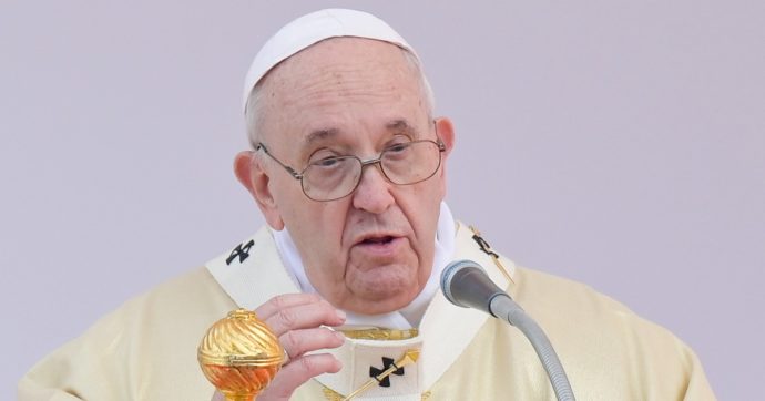 Papa Francesco contro le omelie lunghe: spesso le prediche ‘sono un disastro’