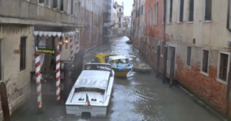 Copertina di Venezia, scontro tra barche nel canale: alta marea e forti raffiche di vento in Laguna – Video