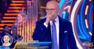 Copertina di Grande Fratello Vip, Alfonso Signorini tossisce in diretta e sbotta: “Non è covid, è solo bronchite. Mi spiace per chi gufa”