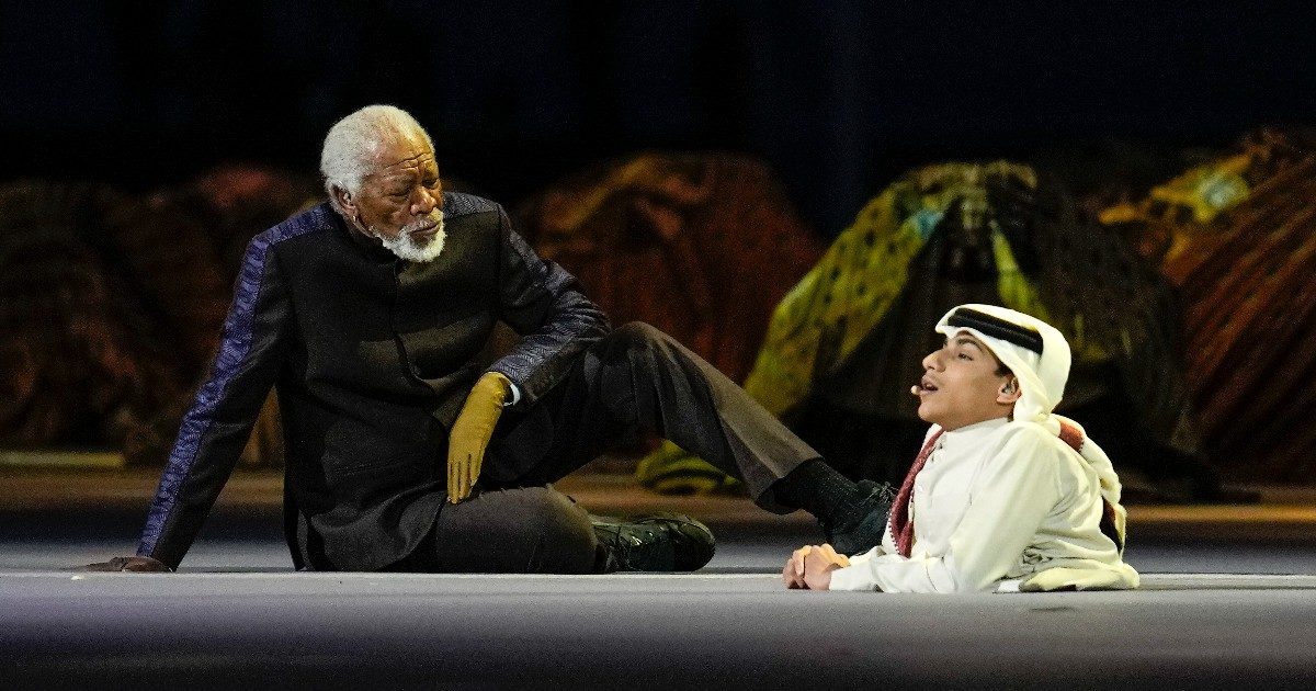 Morgan Freeman alla cerimonia di apertura dei Mondiali in Qatar, scoppia la polemica: “Vergognoso”