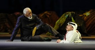 Copertina di Morgan Freeman alla cerimonia di apertura dei Mondiali in Qatar, scoppia la polemica: “Vergognoso”