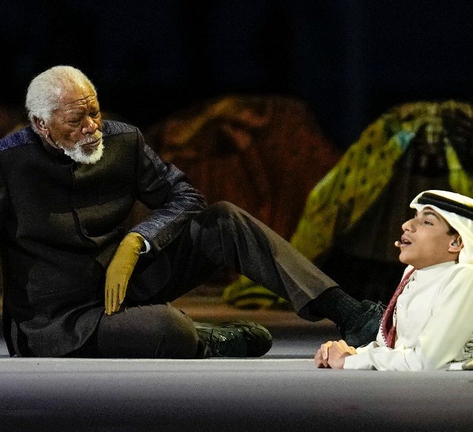 Morgan Freeman alla cerimonia di apertura dei Mondiali in Qatar, scoppia la polemica: “Vergognoso”