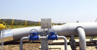 Copertina di Gazprom minaccia ancora: “Da lunedì ridurremo i flussi di gas verso l’Europa via Ucraina”