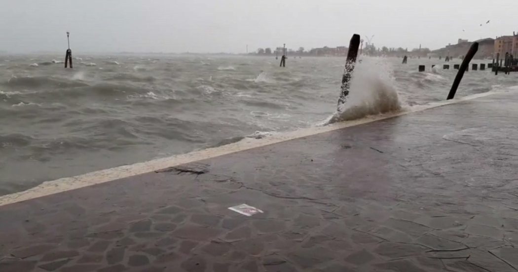 Acqua alta e forte vento a Venezia: le immagini della tempesta in laguna