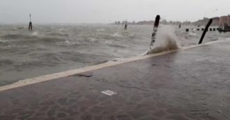 Copertina di Acqua alta e forte vento a Venezia: le immagini della tempesta in laguna