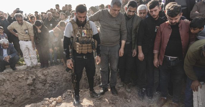 I turchi bombardano, i curdi rispondono. Usa e Russia a Erdogan: “Moderazione”