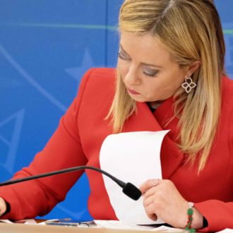 Copertina di La scure di Meloni su 400 mila famiglie: il Fatto di domani 23 novembre