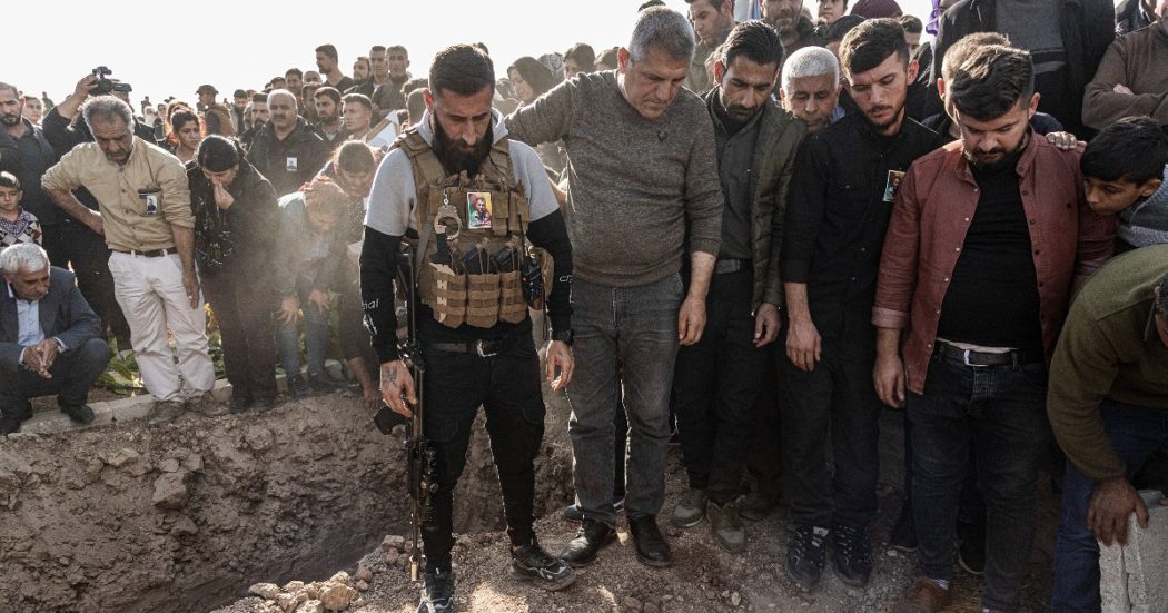 Siria, drone turco colpisce base con soldati curdi e Usa. Erdogan: “Presto l’invasione di terra”. Russia: “Ankara limiti l’uso della forza”