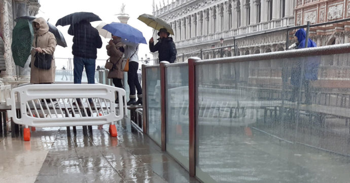 A Venezia torna l’Acqua Granda: marea a 173 cm, la terza più alta nella storia. Ma il Mose ha protetto la città