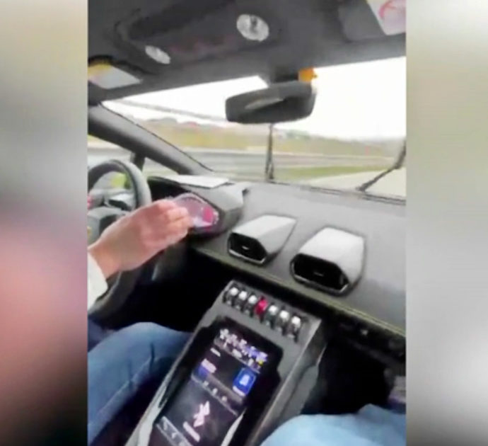 A 300 km/h con la Lamborghini sulla A16, lo schianto e l’auto in fiamme: illesi – Video