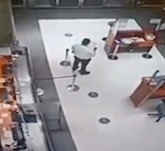 Addetto alla sicurezza accoglie il paziente “fantasma”: il video ripreso dalle telecamere dell’ospedale ha dell’incredibile