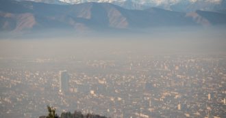 Copertina di “Avevo l’impressione di avvelenare mio figlio ogni mattina”: una mamma di Torino denuncia la Regione per la pessima qualità dell’aria