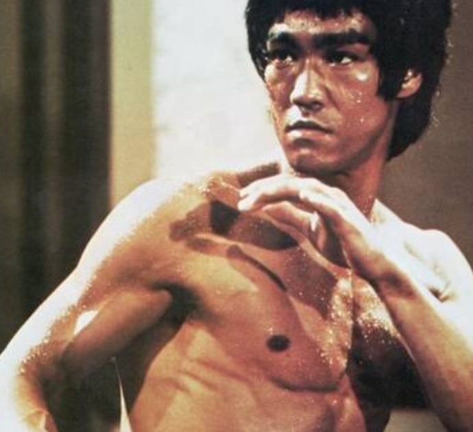 Bruce Lee, dopo quasi 50 anni uno studio ha risolto il giallo della morte dell’attore: “Aveva troppa acqua nel corpo”