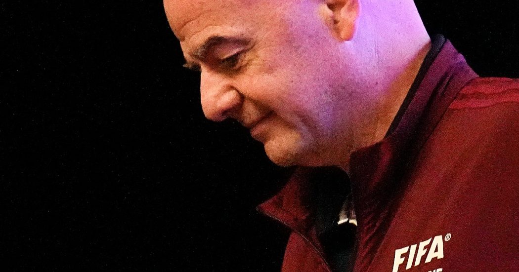 Caos ai Mondiali, la Danimarca minaccia la Fifa: “Non sosteniamo più Infantino, pronti ad azioni legali”