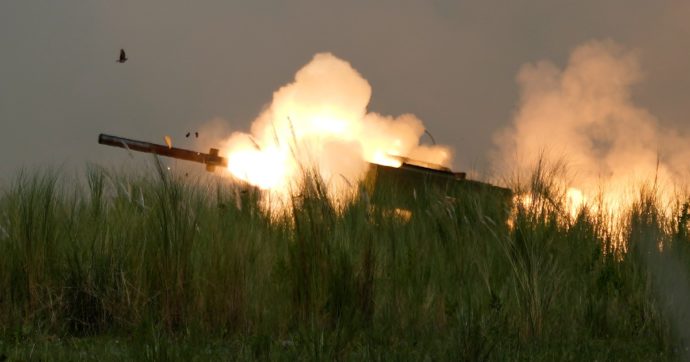 L’Ucraina chiede razzi, ma la Nato è a corto di munizioni: “L’Occidente non contemplava più la guerra convenzionale”
