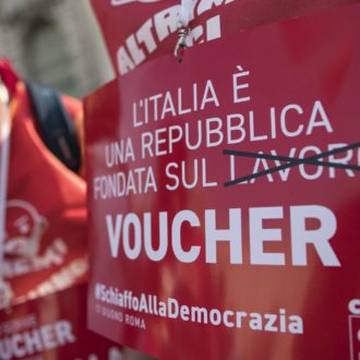 Copertina di Dopo la caccia ai poveri, tornano i voucher schiavitù: il Fatto di domani 24 novembre