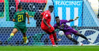 Copertina di Mondiali, lo svizzero Embolo segna contro il Camerun ma non esulta: è nato a Yaoundé