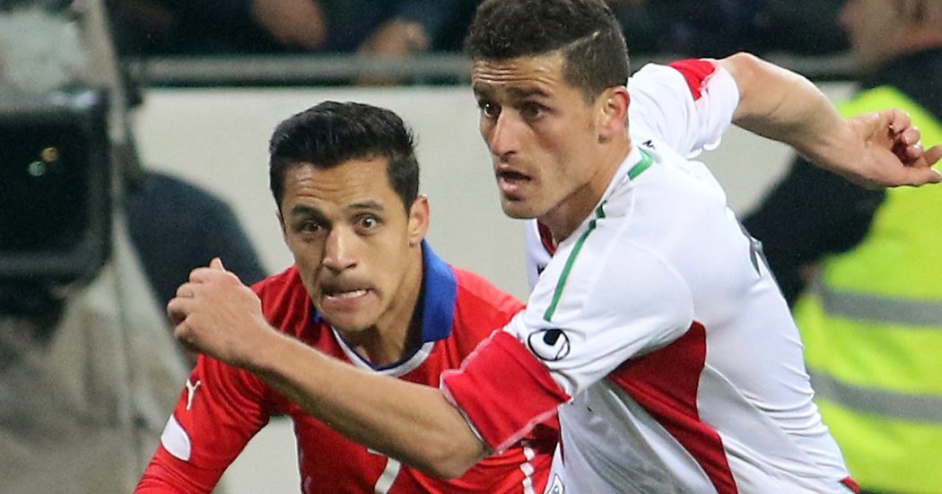 Iran, il calciatore Voria Ghafouri arrestato davanti al figlio: “Ha insultato la Nazionale”