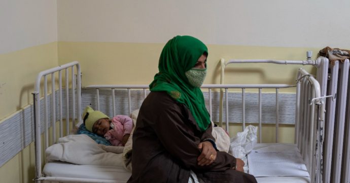 Bimbi venduti o sedati per non patire la fame e giovani che vendono gli organi: l’inchiesta Bbc sulla crisi umanitaria in Afghanistan