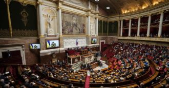 Copertina di “Diritto all’aborto in Costituzione”, il primo sì dell’Assemblea nazionale francese dopo un accordo tra macronisti e France Insoumise