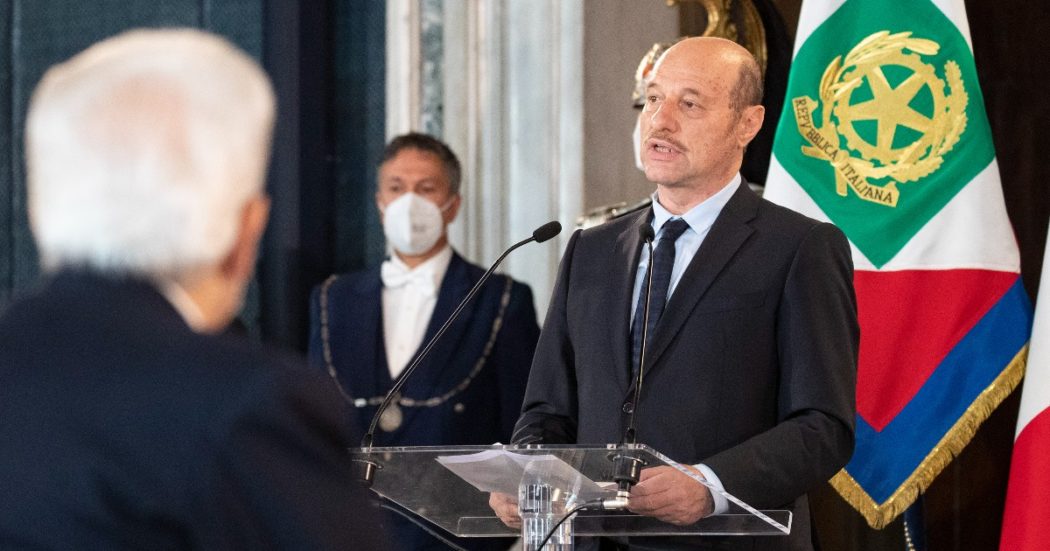 Umiliazione, lo scrittore Affinati sulla frase del ministro Valditara: “Nessun alunno va messo fuori squadra, è la sconfitta di un educatore”