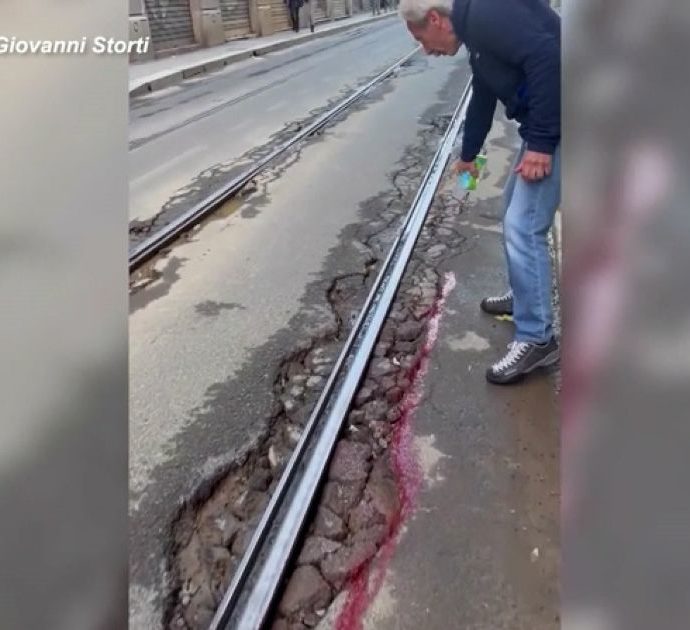 Liquido rosso sulle buche, la protesta contro il Comune di Milano di Giovanni Storti: “Guardate, le ferite dell’asfalto sanguinano”