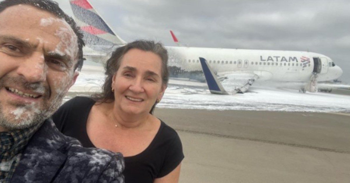 Sopravvive a un incidente aereo e si fa un selfie subito dopo: “Seconda possibilità”. Travolto dalle critiche