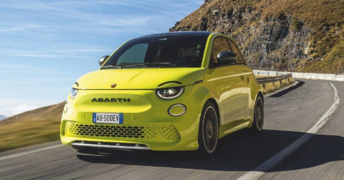 Copertina di Abarth 500e, lo “Scorpione” è elettrico