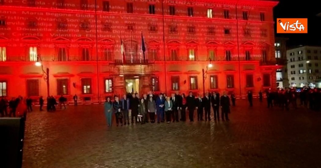 Violenza sulle donne, l’esecutivo davanti a Palazzo Chigi illuminato di rosso: sulla facciata proiettati i nomi delle 104 vittime del 2022