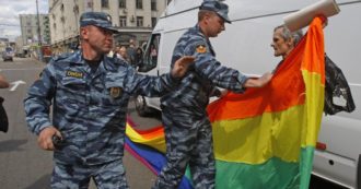 Copertina di Russia, multe per chi fa propaganda su relazioni gay e cambio di sesso: Duma approva legge anti-Lgbt