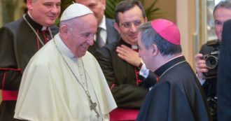 Copertina di Il cardinale Becciu registrò il Papa sofferente a sua insaputa: la telefonata choc dieci giorni dopo l’intervento di Bergoglio