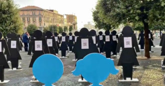 Copertina di Violenza sulle donne, a Napoli una distesa di ‘sagome nere’. Fico: “Meno denunce per mancanza di protezione” – Video