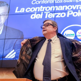 Copertina di Per distruggere la giustizia la maggioranza s’allarga: il Fatto di domani 26 novembre